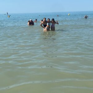 Soleil + copines + plage = combo parfait ! ☀️