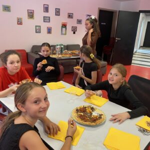 Mardi, les jeunes se sont glissés dans la peau de véritables pizzaiolos ! 🍕